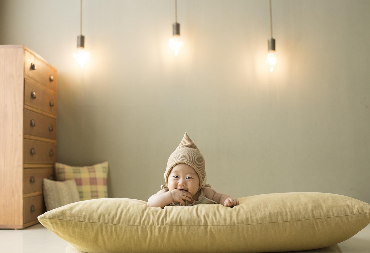 Miedos infantiles: cuándo son normales y cuándo pedir ayuda Niño con miedo a la oscuridad en su habitación