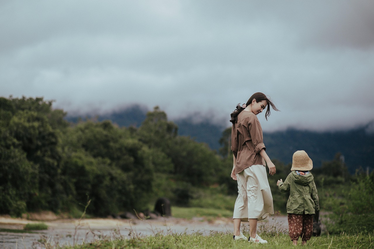 Separación o cambio familiar: cómo acompañar a los hijos Padre hablando con su hijo sobre un cambio familiar